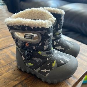 Warm Insulated/waterproof Bogs toddler size 6 BRAND NEW, NEVER WORN